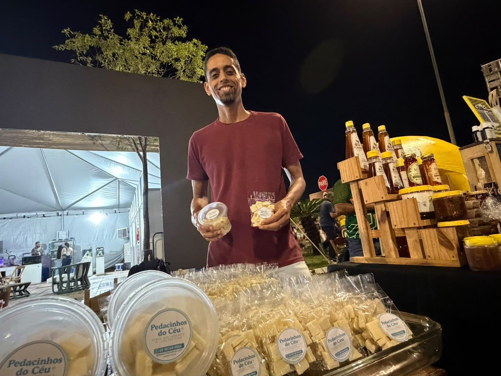Produtores da agricultura familiar expõem alimentos e produtos artesanais durante o Festival das Nações 2026, em Porto Velho.