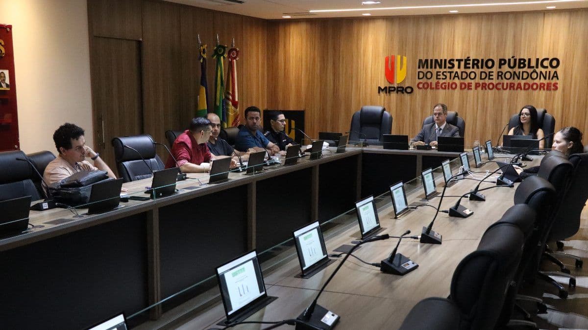 Representantes do MPRO, Detran-RO, BPTran e Hospital João Paulo II participam de reunião em Porto Velho para discutir medidas de prevenção de acidentes de trânsito.