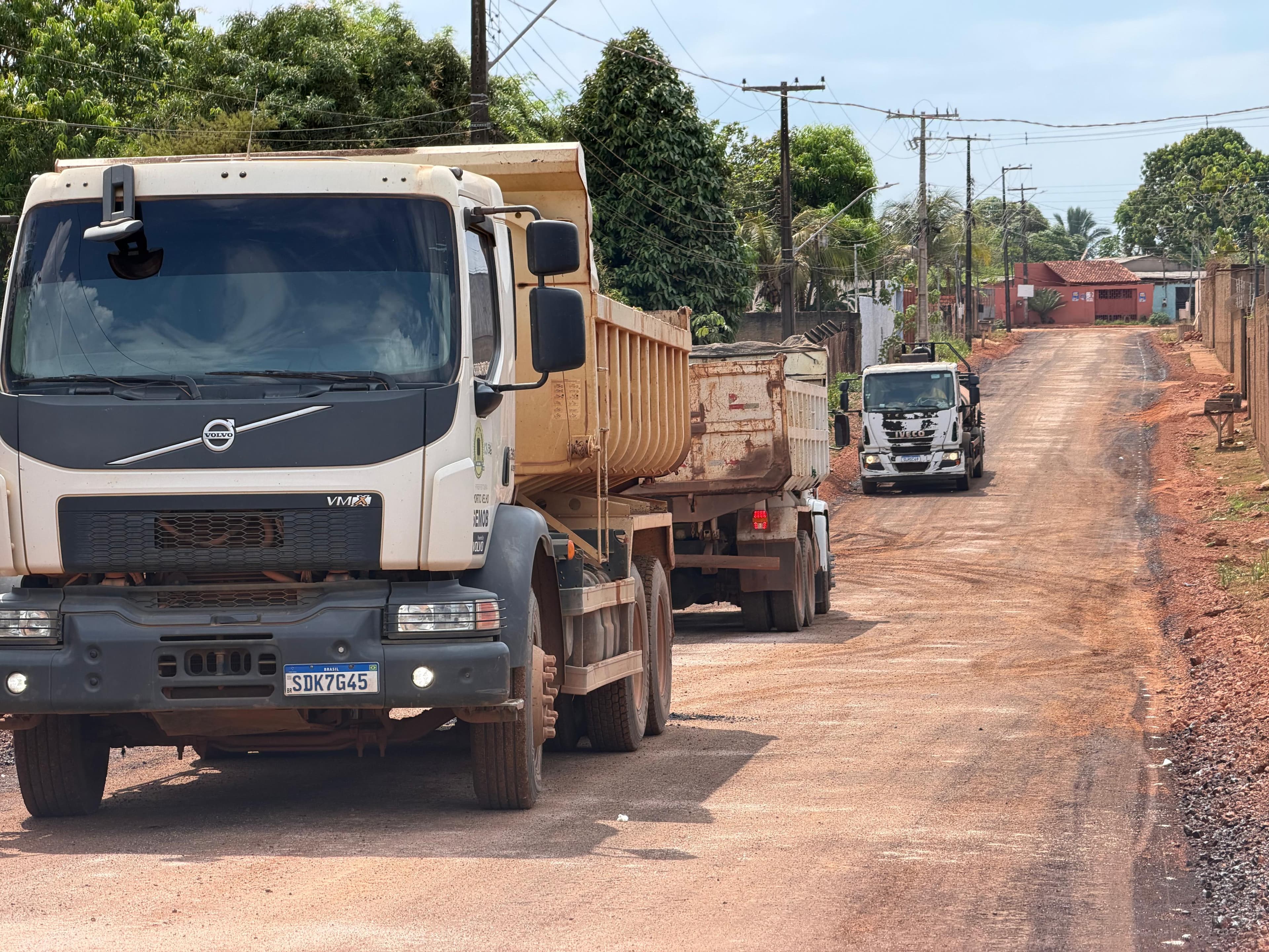 Rua pavimentada no bairro Nova Esperança, em Porto Velho, após conclusão de obras de infraestrutura urbana.