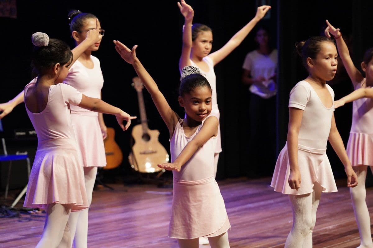 Artistas de Porto Velho durante apresentações culturais do Show de Talentos, iniciativa que oferece espaço para diferentes manifestações artísticas.