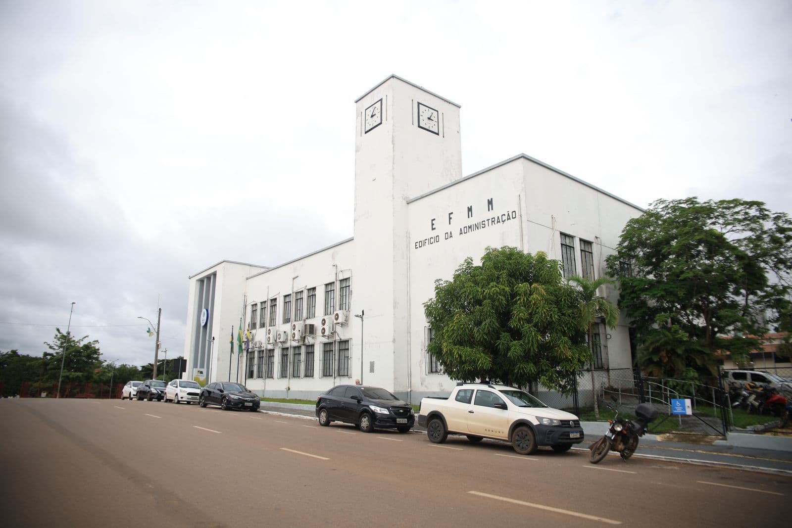 Anúncio da Prefeitura de Porto Velho sobre a abertura de inscrições para concursos públicos nas áreas da Saúde e da Educação.
