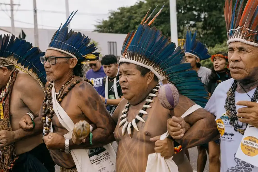 Defensores ambientais atuam na proteção de territórios e do meio ambiente.